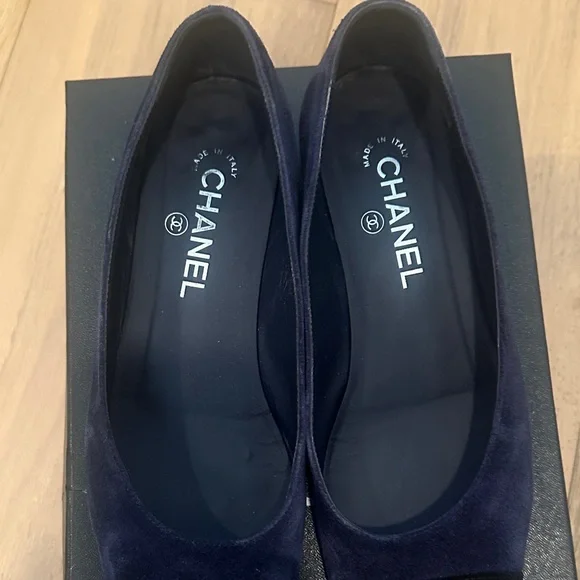 CHANEL Women's Black and Dark Blue Flats - Picture 4 of 5